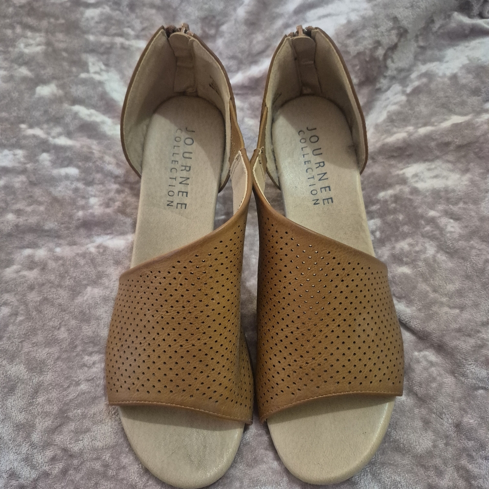 Journee Collection Women's Tan Sandals